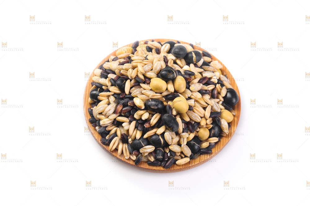 白底上的杂粮豆浆
