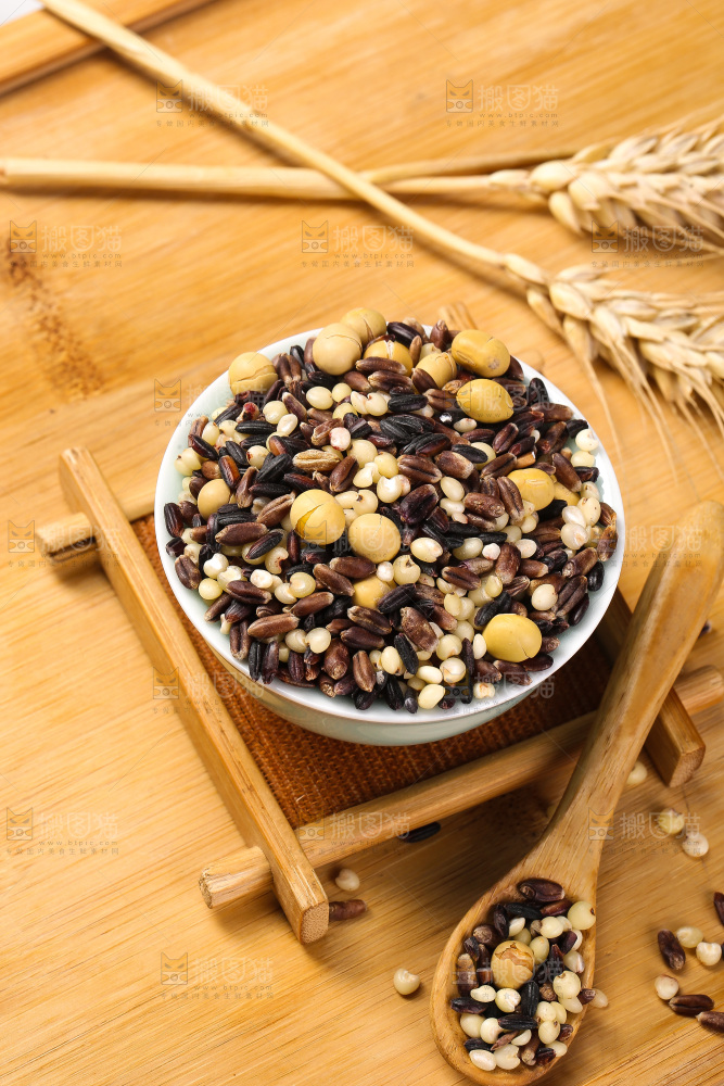木底上的杂粮豆浆