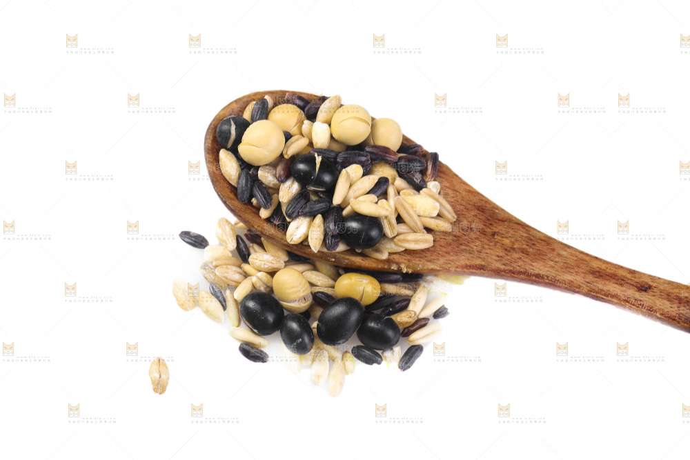 白底上的杂粮豆浆