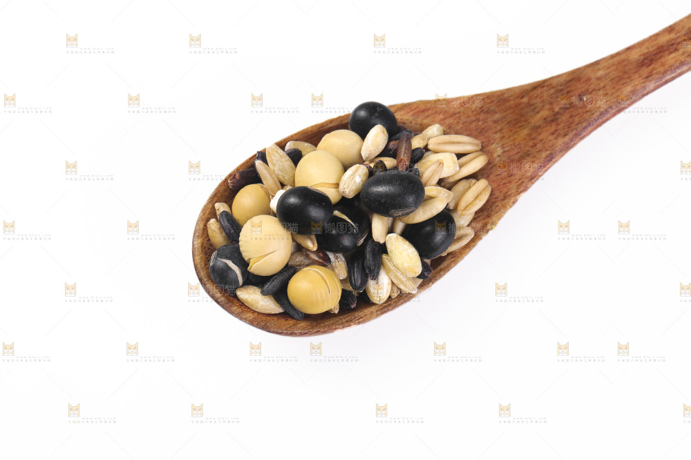 白底上的杂粮豆浆