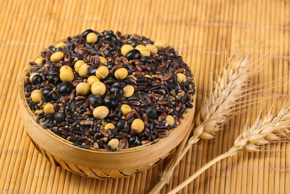木底上的杂粮豆浆