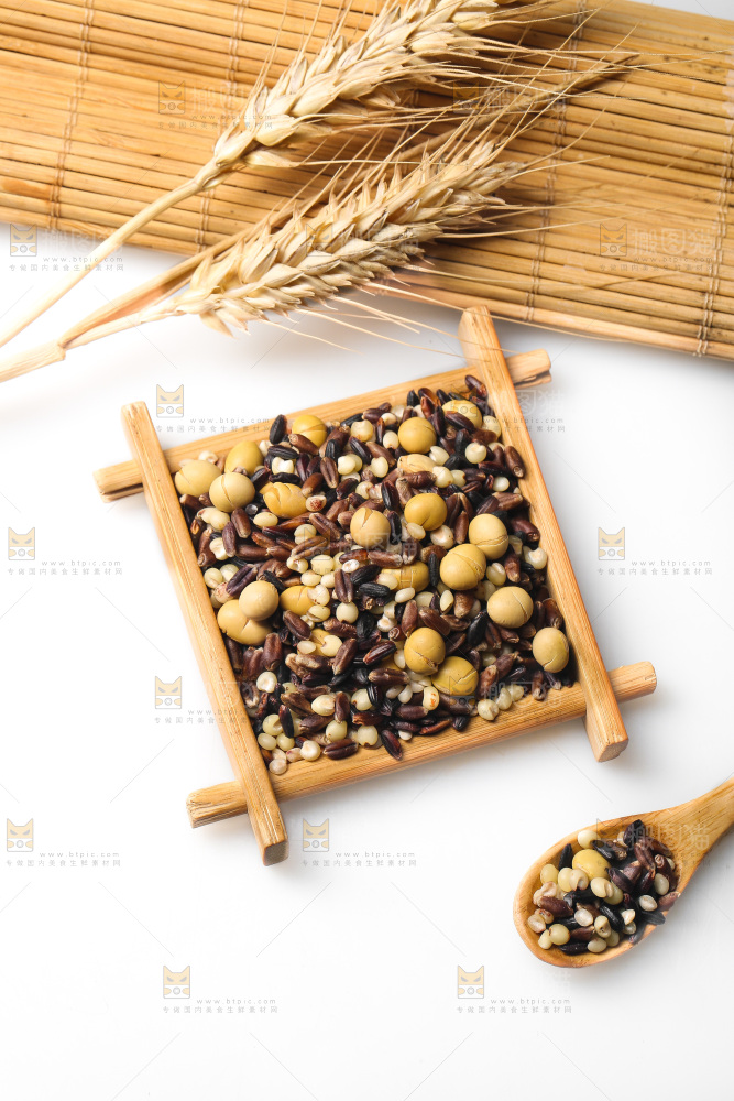 白底上的杂粮豆浆