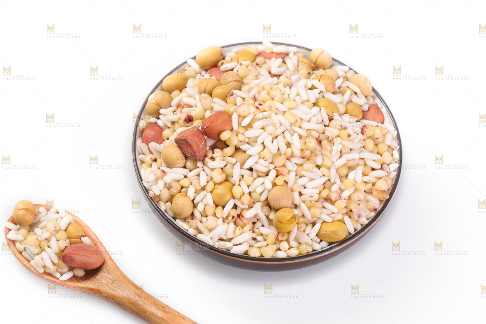 白底上的花生五谷豆浆