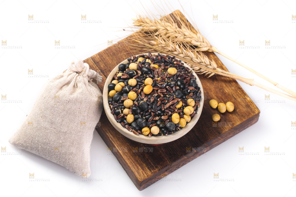 白底上的杂粮豆浆