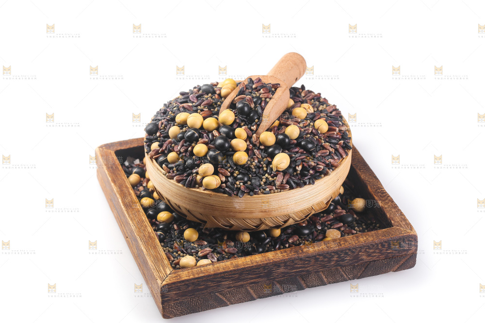白底上的杂粮豆浆