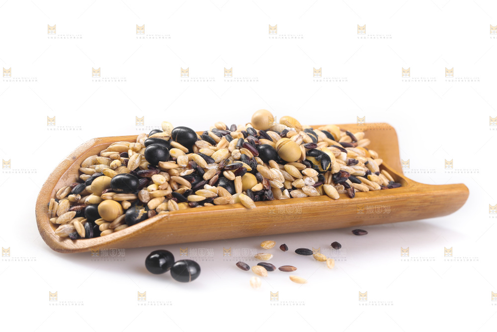 白底上的杂粮豆浆