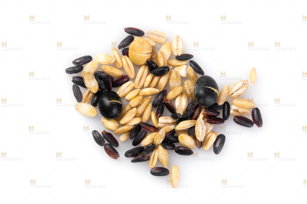 白底上的杂粮豆浆