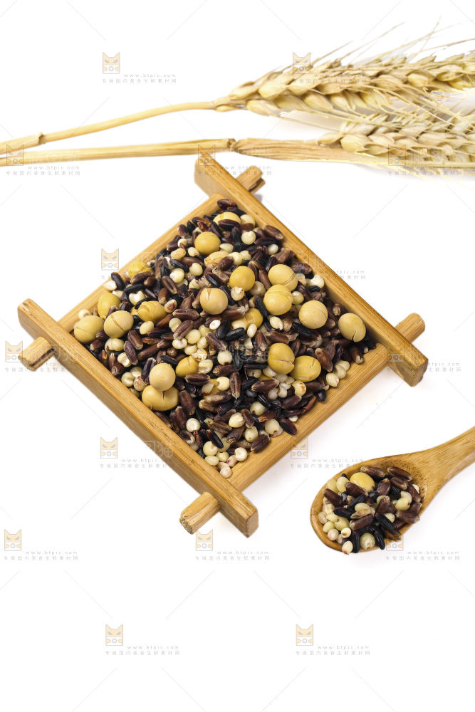 白底上的杂粮豆浆