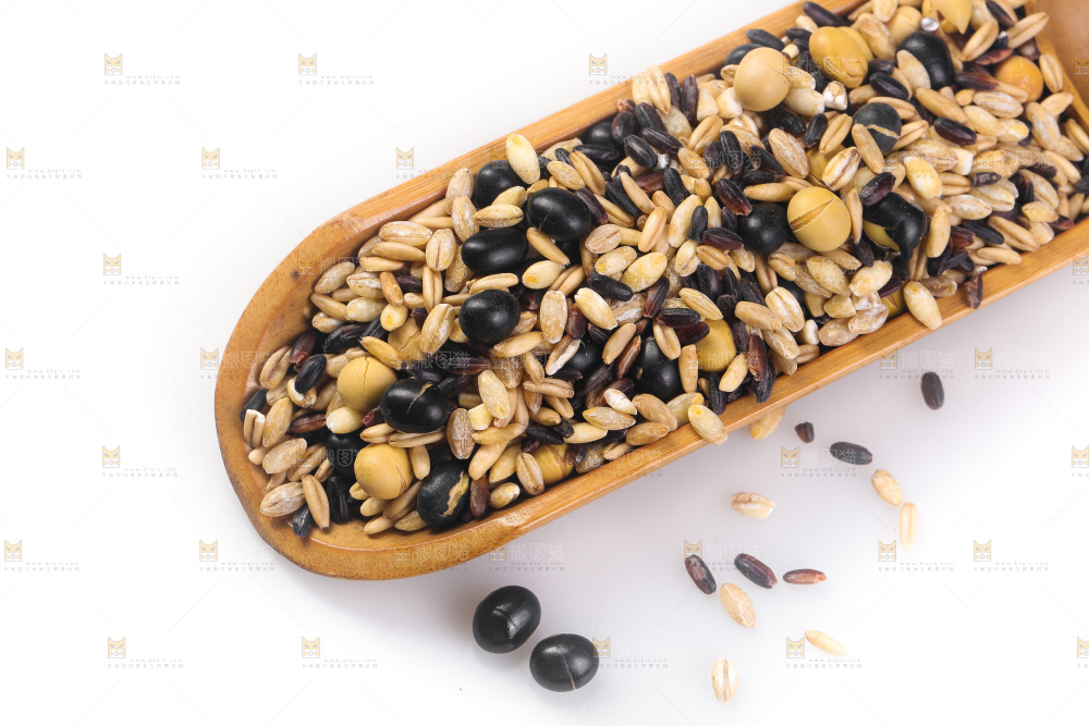 白底上的杂粮豆浆