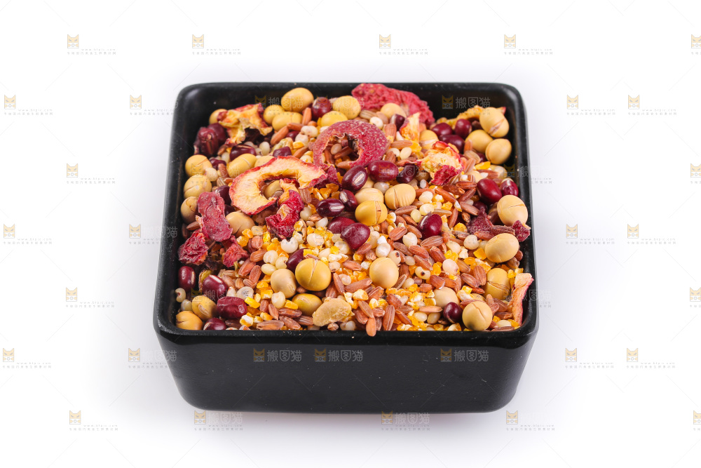 白底上的杂粮豆浆