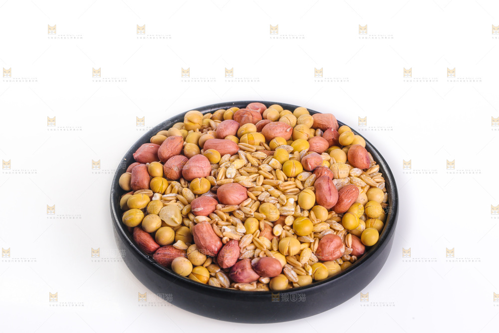 白底上的杂粮豆浆