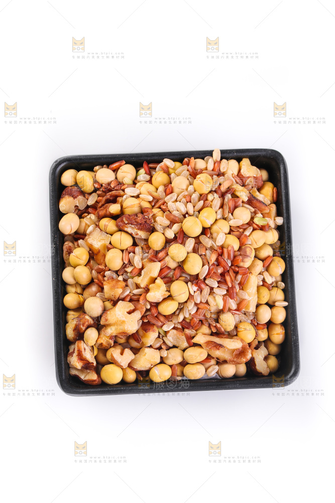 白底上的杂粮豆浆