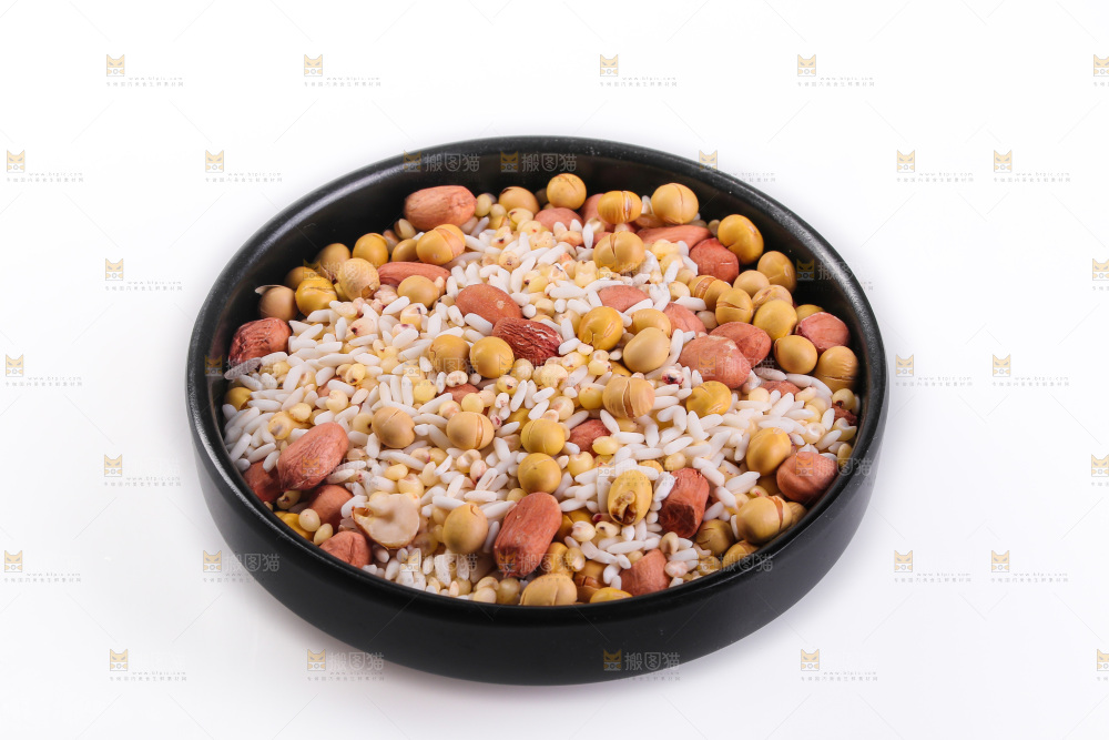 白底上的杂粮豆浆