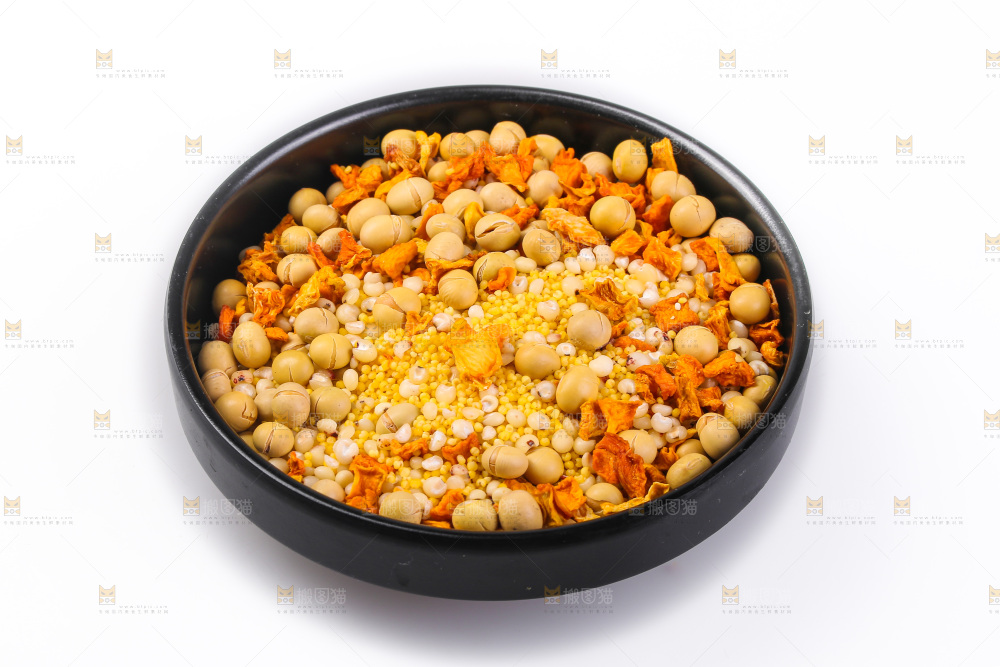 白底上的杂粮豆浆
