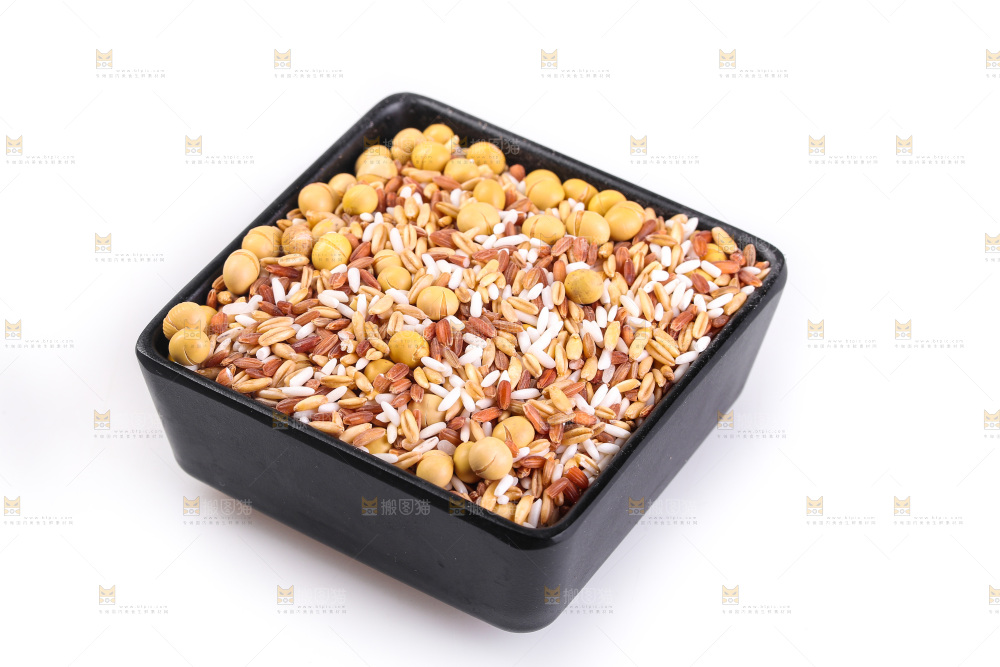 白底上的杂粮豆浆