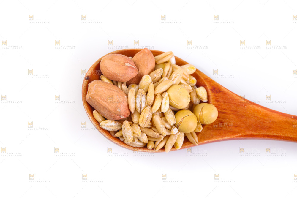 白底上的杂粮豆浆