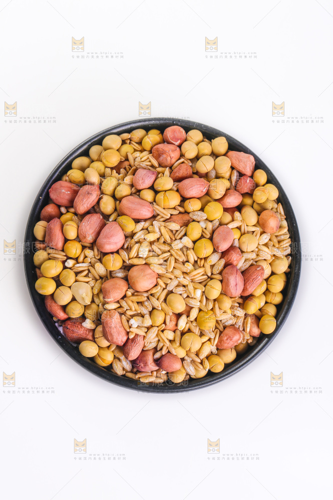 白底上的杂粮豆浆