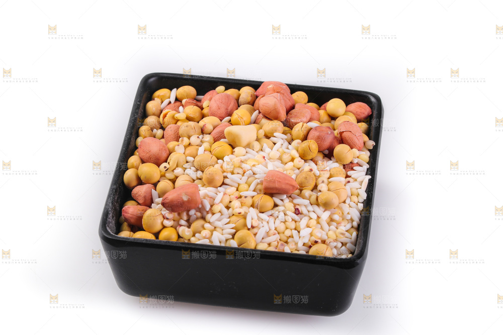 白底上的杂粮豆浆