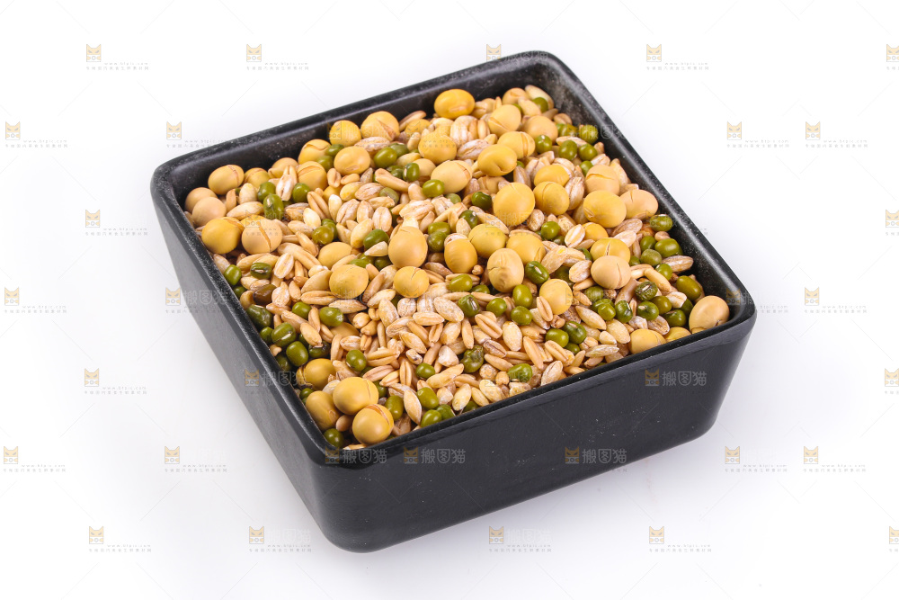 白底上的杂粮豆浆