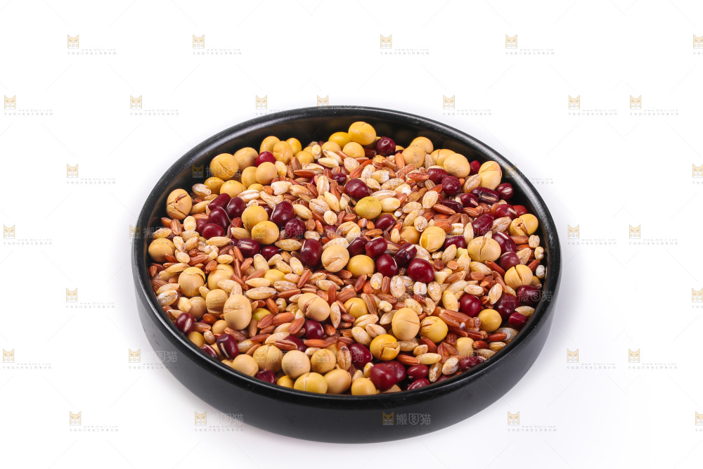 白底上的杂粮豆浆