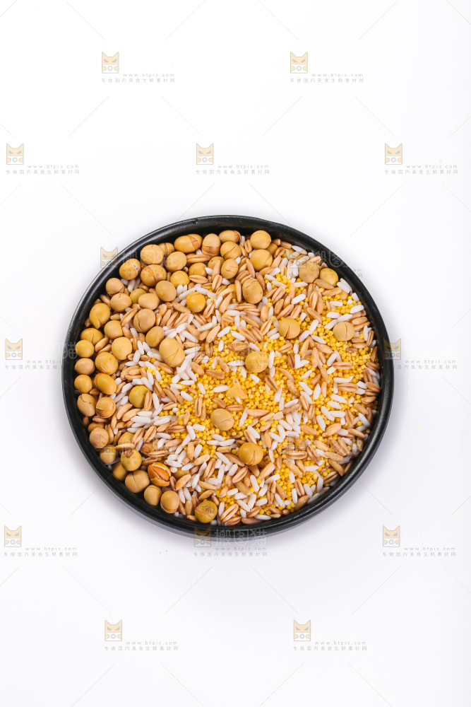 白底上的杂粮豆浆