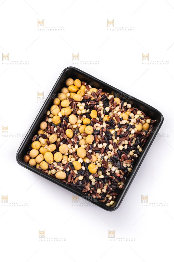 白底上的杂粮豆浆