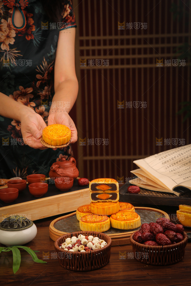 深底上的红豆蛋黄月饼