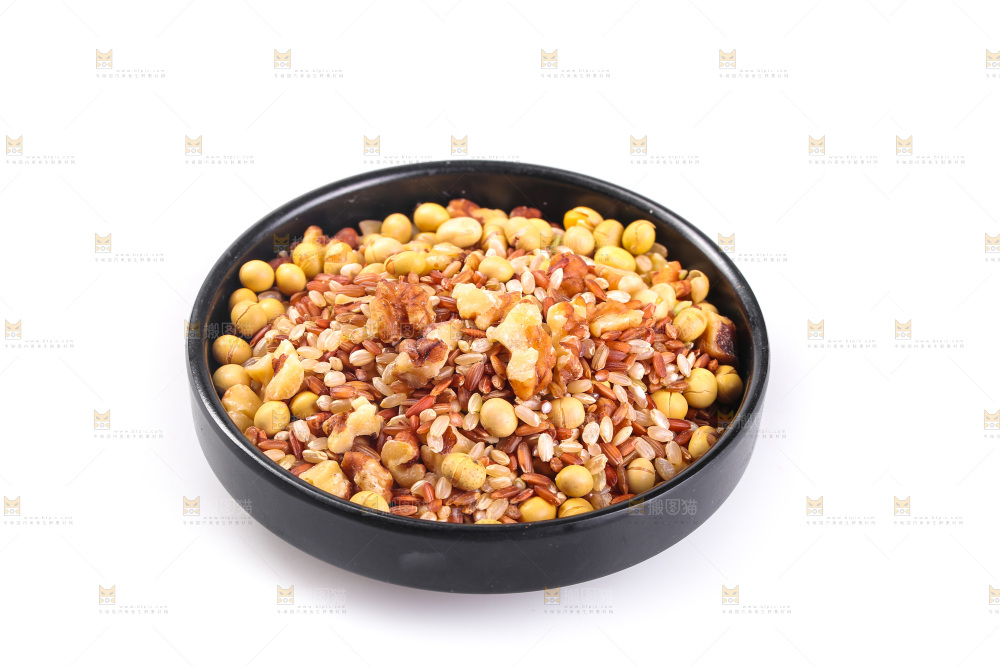 白底上的杂粮豆浆