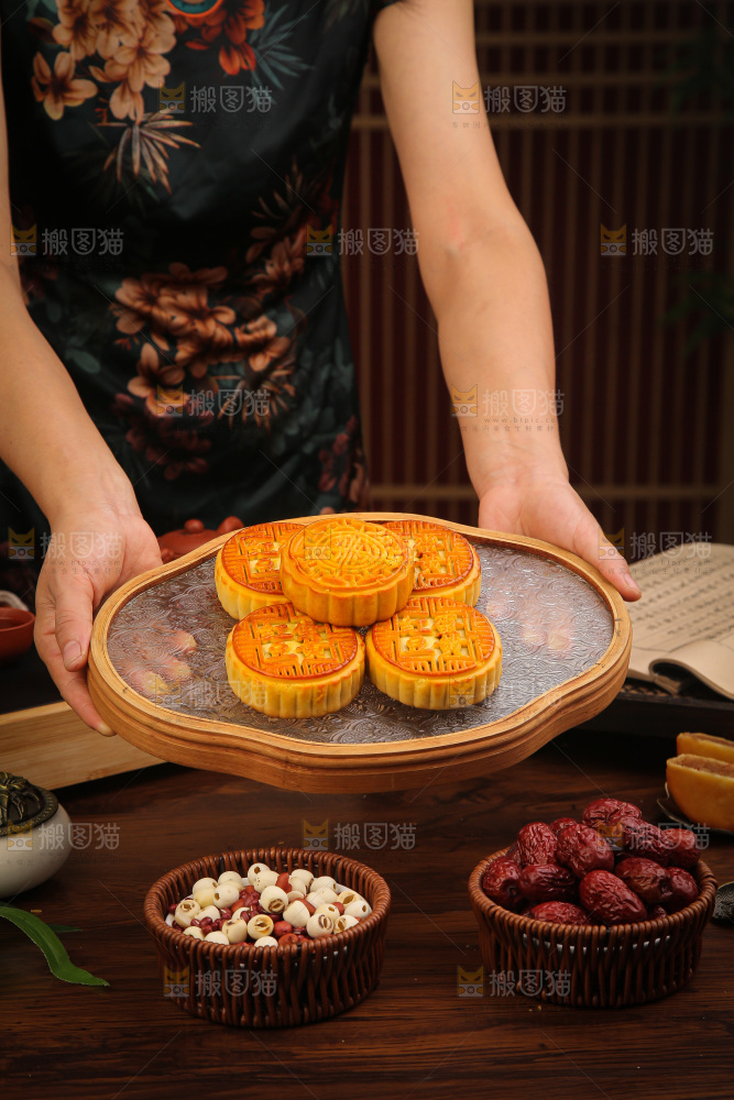 深底上的红豆蛋黄月饼