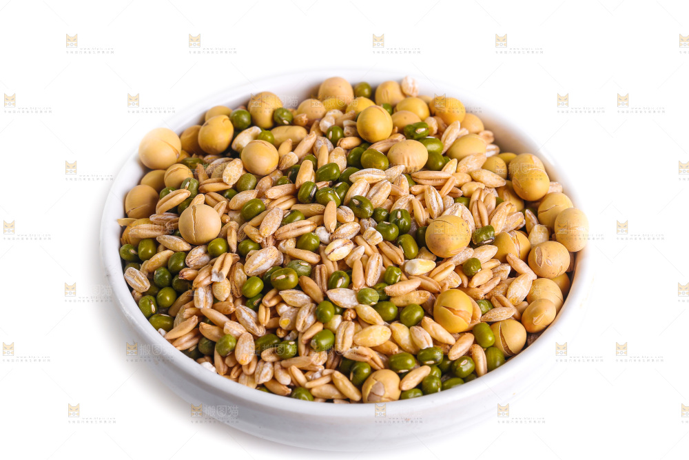 白底上的杂粮豆浆