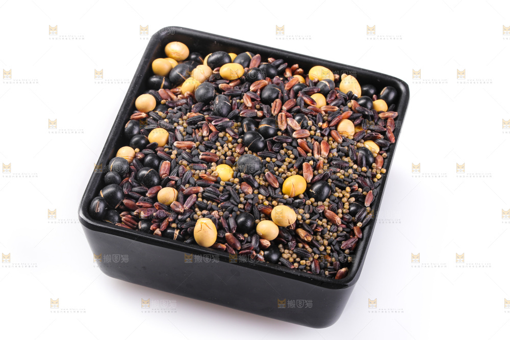 白底上的杂粮豆浆