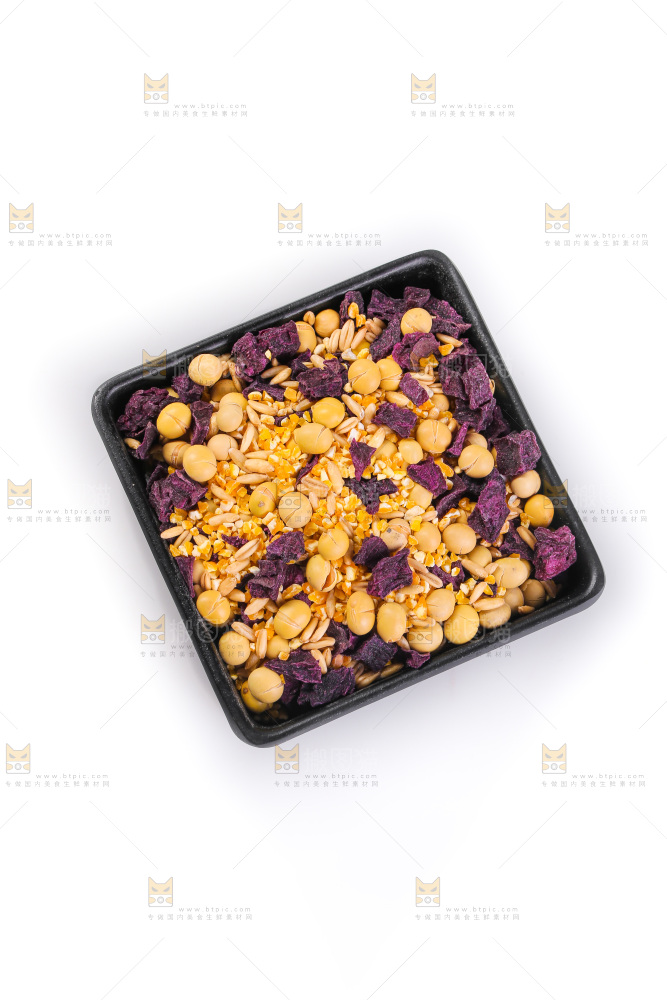 白底上的杂粮豆浆