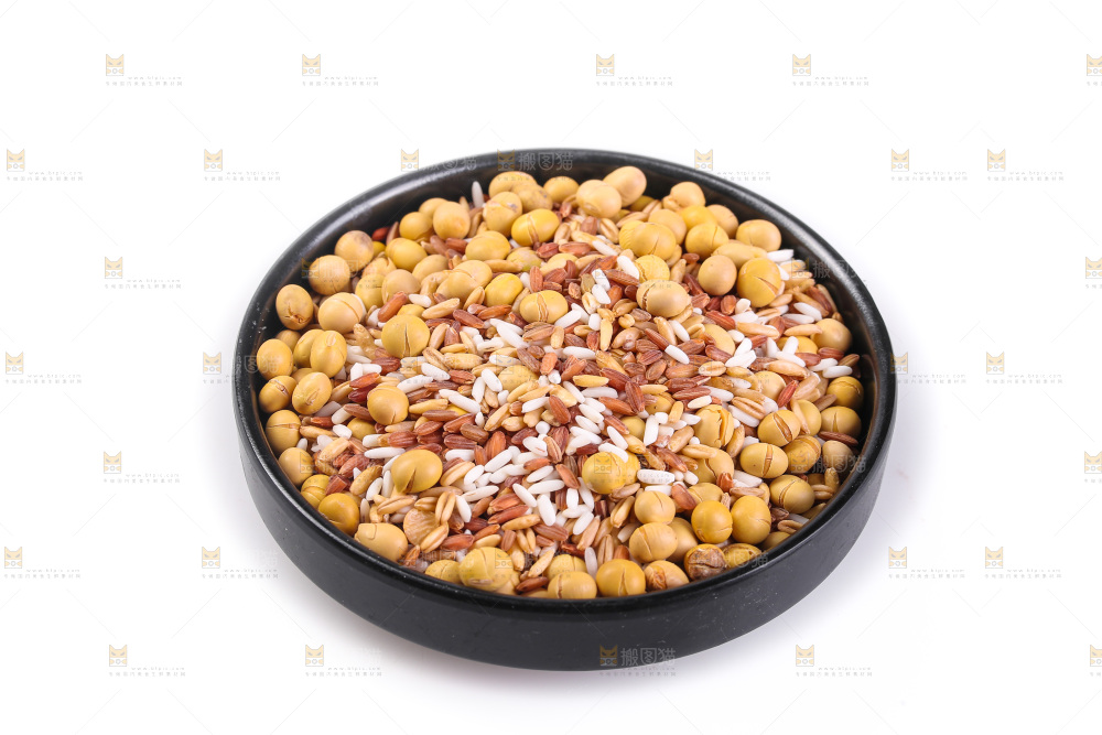白底上的杂粮豆浆