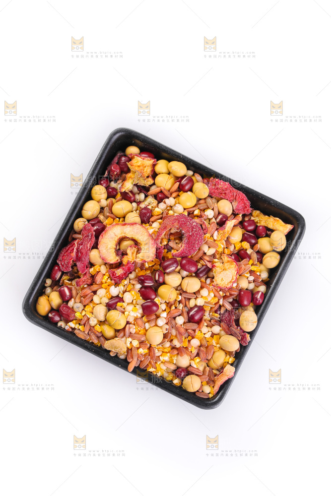 白底上的杂粮豆浆