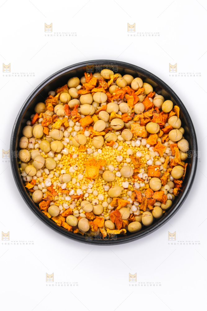 白底上的杂粮豆浆