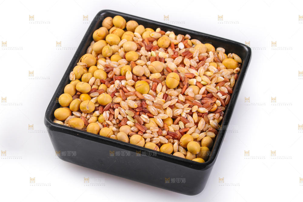 白底上的杂粮豆浆