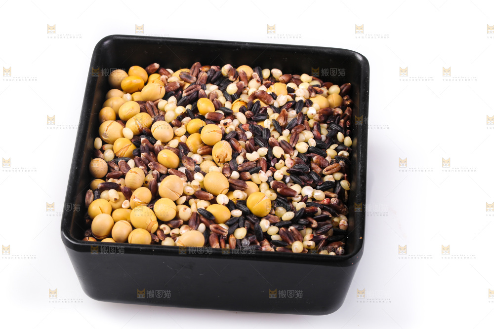 白底上的杂粮豆浆