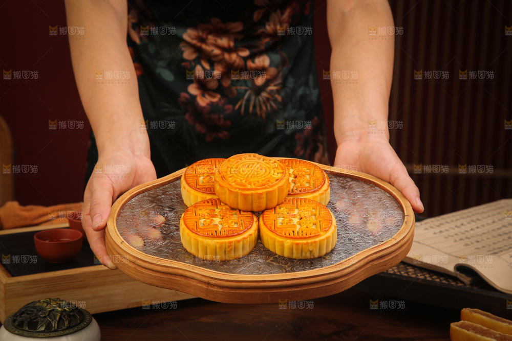 深底上的红豆蛋黄月饼