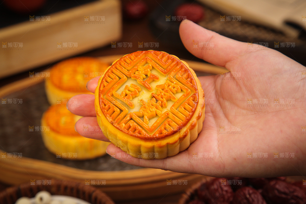 深底上的红豆蛋黄月饼