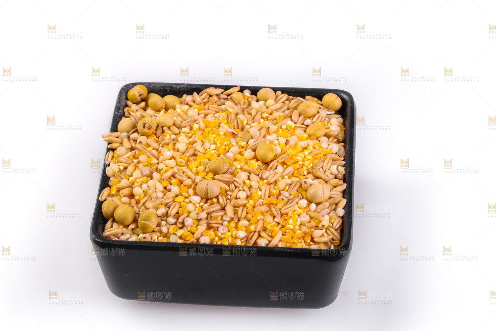 白底上的杂粮豆浆