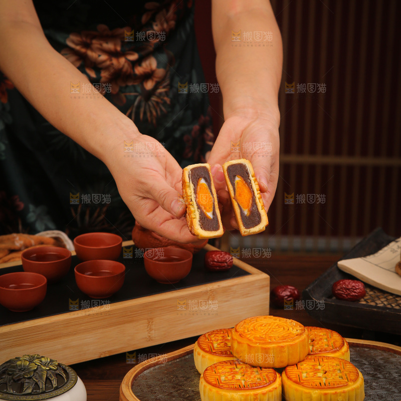 深底上的红豆蛋黄月饼