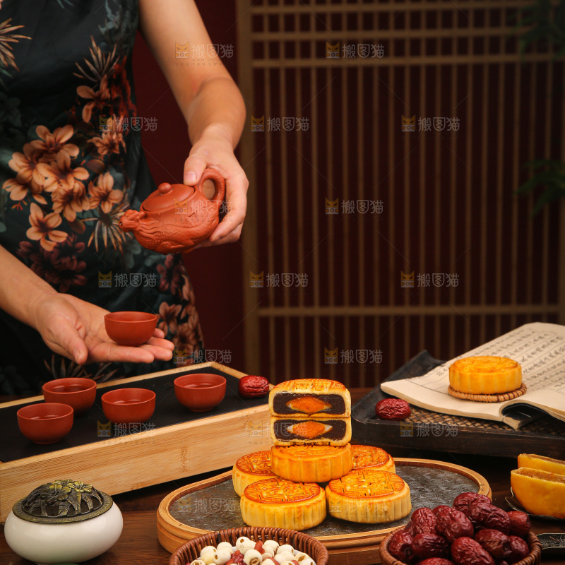 深底上的红豆蛋黄月饼