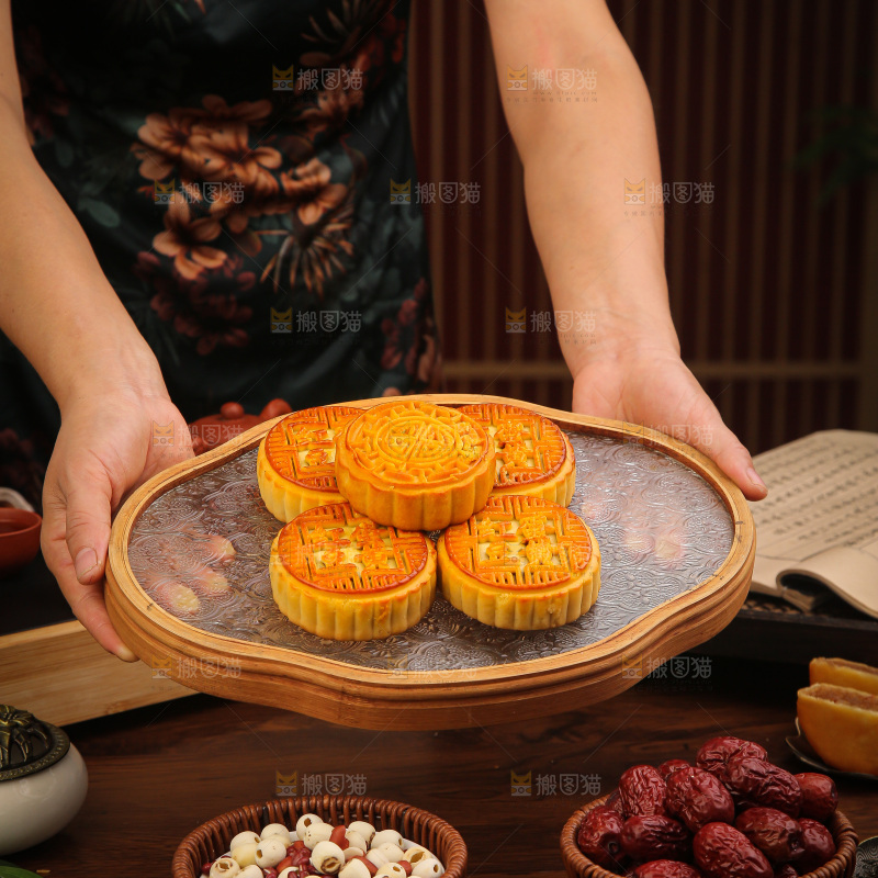深底上的红豆蛋黄月饼