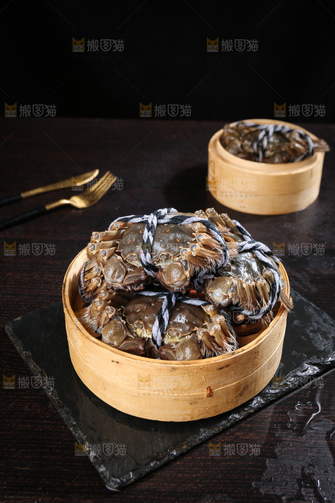 深底上的新鲜大闸蟹