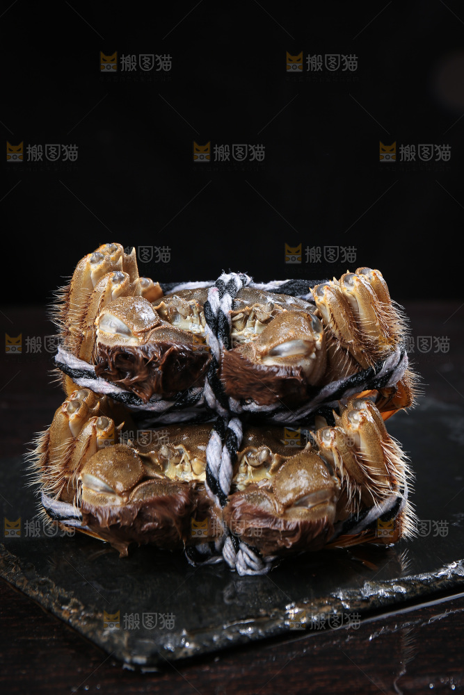 深底上的新鲜大闸蟹