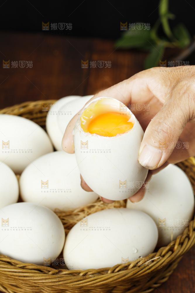 深底上的鹅蛋