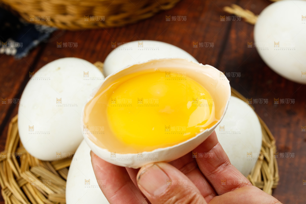深底上的鹅蛋