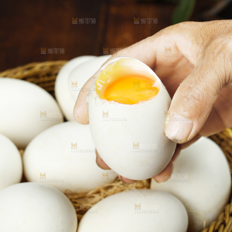 深底上的鹅蛋