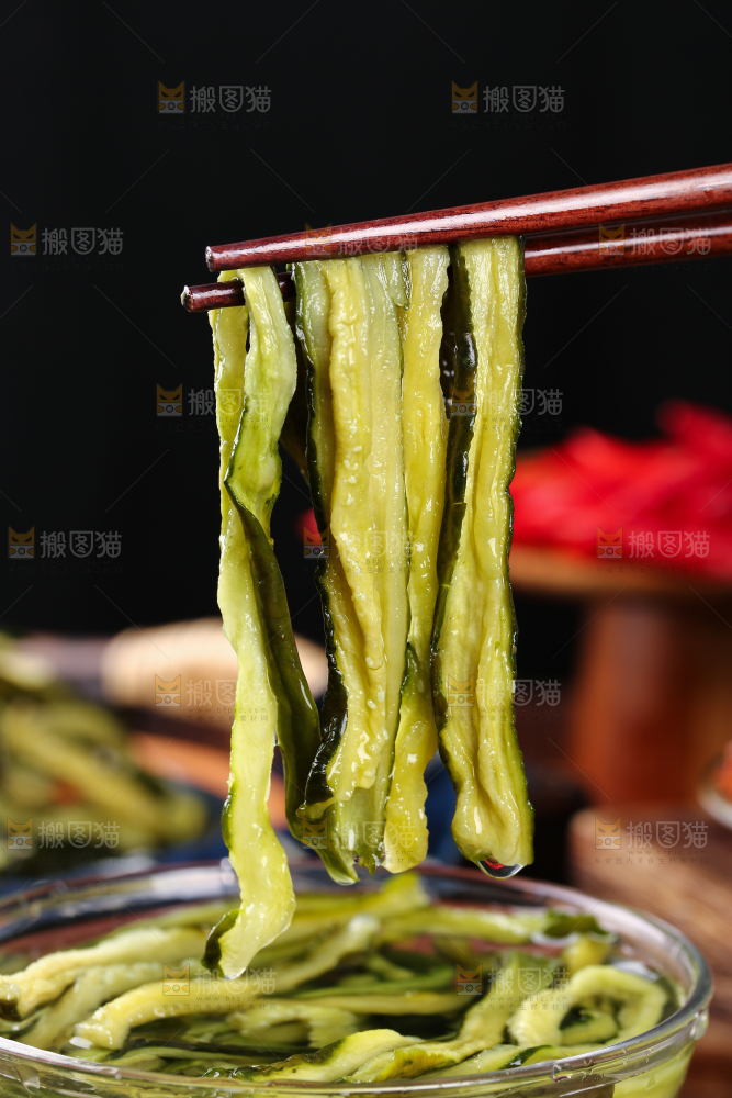 深底上的黄瓜干