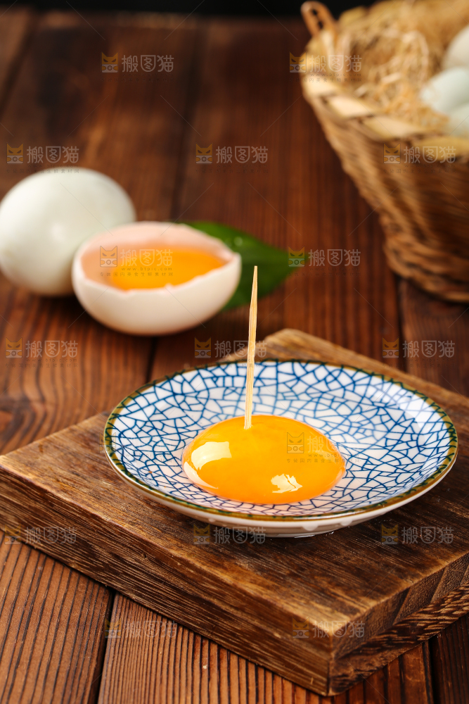 深底上的鸭蛋